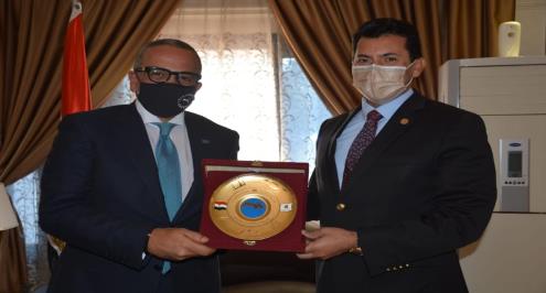 وزير الرياضة يكرم اللجنة الخماسية بعد نهاية فترة عملها